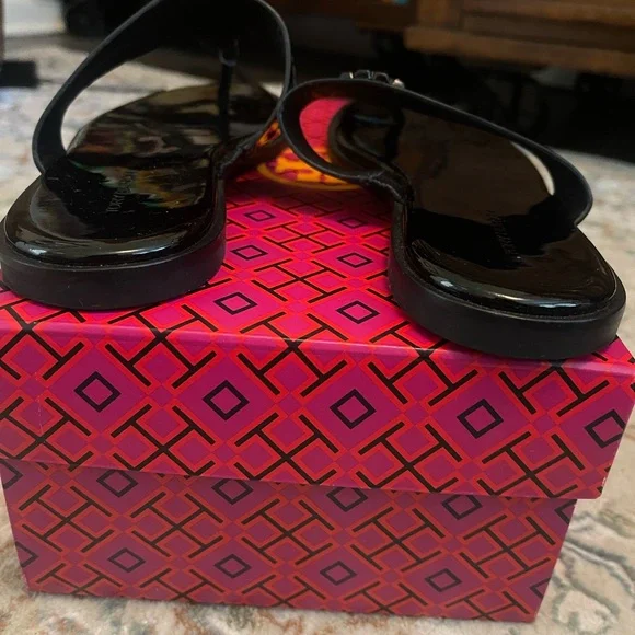 Like New Tory Burch Mini Everly Flat Sandal 
Patent Leather Black 
SIZE 6.5 - Picture 7 of 8